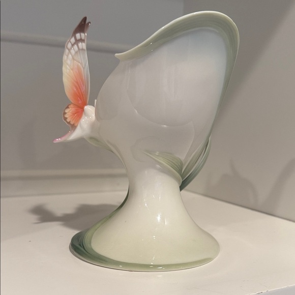 Elegant Butterfly and Floral Ceramic Accent - Picture 3 of 5